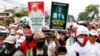 Para pendukung Rizieq Shihab bersiap menjemput pemimpin Front Pembela Islam (FPI) itu, di Jakarta, 10 November 2020. (Foto: Reuters)