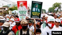 Para pendukung Rizieq Shihab bersiap menjemput pemimpin Front Pembela Islam (FPI) itu, di Jakarta, 10 November 2020. (Foto: Reuters)