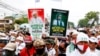 Para pendukung Rizieq Shihab bersiap menjemput pemimpin Front Pembela Islam (FPI) itu, di Jakarta, 10 November 2020. (Foto: Reuters)