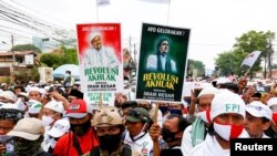 Para pendukung Rizieq Shihab bersiap menjemput pemimpin Front Pembela Islam (FPI) itu, di Jakarta, 10 November 2020. (Foto: Reuters)