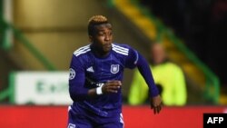 Anderlecht's Nigerian striker Henry Onyekuru runs with the ball during the UEFA Champions League Group B football match between Celtic and Anderlecht at Celtic Park stadium in Glasgow, Scotland on December 5, 2017. (Photo by Andy BUCHANAN / AFP)