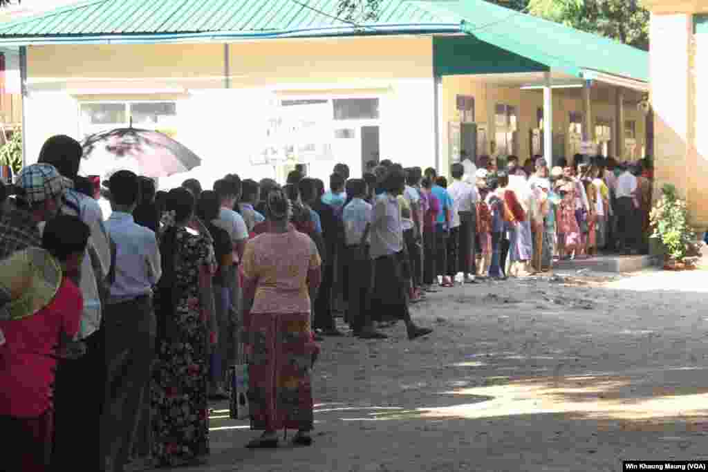 Voters are seen lining up at a polling station in Pyay Township, Nov. 8, 2015.