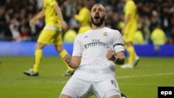 Karim Benzema du Real Madrid célèbre après avoir marqué un but contre Villarreal lors d’un match de la Liga, la première division espagnole de football, au stade Santiago Bernabeu, à Madrid, Espagne, le 20 avril 2016. (epa/ Mariscal)