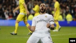 Karim Benzema du Real Madrid célèbre après avoir marqué un but contre Villarreal lors d’un match de la Liga, la première division espagnole de football, au stade Santiago Bernabeu, à Madrid, Espagne, 20 avril 2016. epa/ MARISCAL 