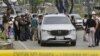 Agentes de la Policía Nacional rodean el auto en el que se desplazaba el fiscal César Suárez en el momento e ser asesinado, en Guayaquil, Ecuador, el 17 de enero de 2024.