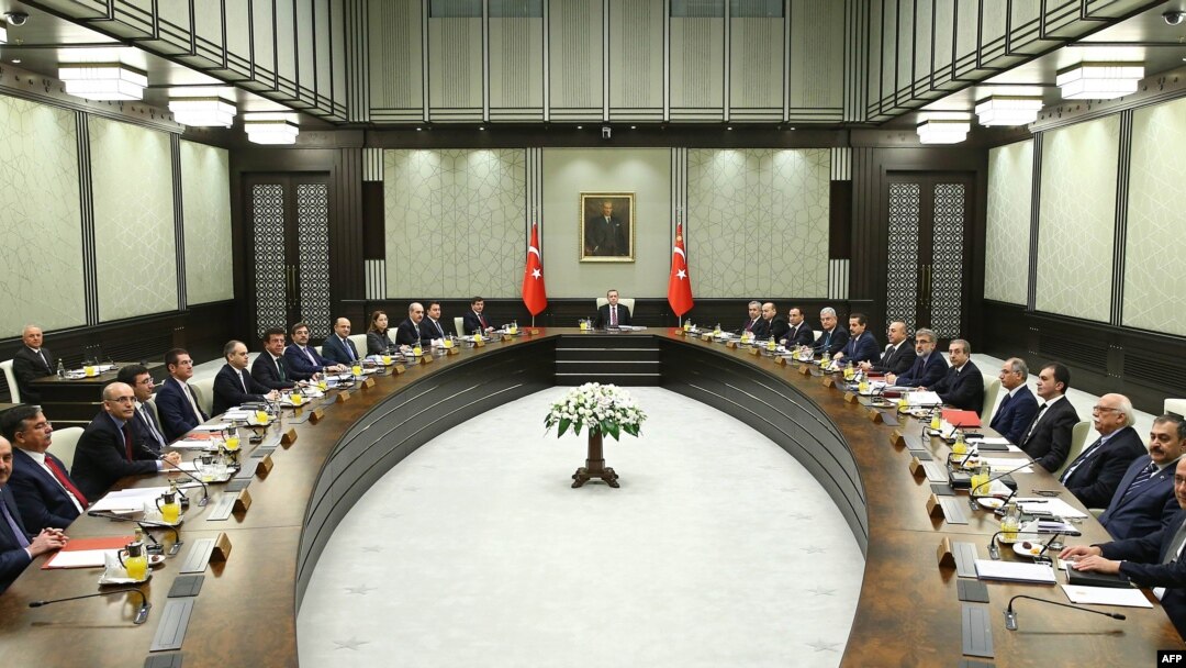 Cumhurbaşkanı Erdoğan 19 Ocak'ta Bakanlar Kurulu'na ilk kez başkanlık etmiş, bu durum önceki cumhurbaşkanlarının anayasal yetkiye sahip olsalar da ancak istisnai durumlarda kabineye başkanlık ettiği Türkiye'de büyük tartışmalara yol açmıştı.