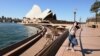 Kawasan Circular Quay di Sydney, Australia tampak sepi dari pengunjung selama pandemi virus corona (20/3).