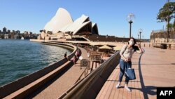 Kawasan Circular Quay di Sydney, Australia tampak sepi dari pengunjung selama pandemi virus corona (20/3).