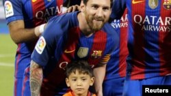 Lionel Messi posó junto al niño afgano Murtaza Ahmadi, de seis años, en Qatar.