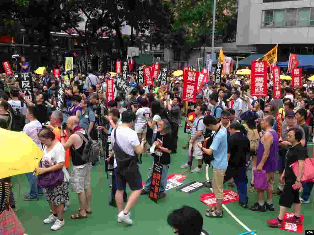 香港市民参加“支联会”举办的六四爱国民主大游行（美国之音海彦拍摄）