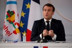 El presidente francés Emmanuel Macron pronuncia su discurso después de una reunión a través de una videoconferencia con líderes del G5 Sahel, el 16 de febrero de 2021 en París.