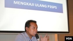 Komisioner KPI Rahmat Arifin menegaskan tidak boleh satupun lembaga penyiaran khususnya televisi menayangkan iklan politik hingga dimulalinya masa kampanye pemilu 2014. (VOA/Andylala Waluyo)