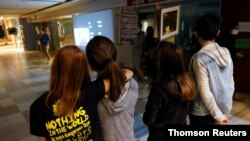 홍콩 대학생 연합기구 소속 학생들이 홍콩 대학교에서 열린 구속 활동가 관련 영상물 상영회를 지켜보고 있다. 