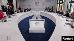 在法国埃维昂莱班举行的七国集团(G7)峰会上，与会者抵达参加与G7领导人及伙伴就促进经济增长举行的工作会议。(2026年6月17日)