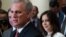 El líder de la minoría de la Cámara de Representantes de EE. UU., Kevin McCarthy, habla con los periodistas, junto a la recién elegida presidenta de la Conferencia Republicana de la Cámara, la representante Elise Stefanik, republicana por Nueva York.