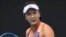 Foto Achiv: Jwez Tenis Chinwaz Peng Shuai reyaji pandan match premye tou li nan tounwa Open Ostralyen an nan vil Melbourne, 21 Jan. 2020.