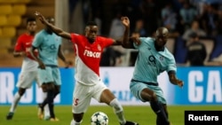 Adama Diakhaby de l'AS Monaco, à gauche et Danilo Pereira du FC Porto, lors d'un match de ligue des champions au Stade Louis II, Monaco le 26 Septembre 2017