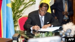 Alexis Thambwe Mwamba, ministre de la Justice de la RDC à l'époque, signe un document à Kinshasa, le 1er janvier 2017