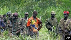 Des rebelles ougandais de l'Armée de résistance du Seigneur (LRA) à la frontière entre la RDC et le Soudan, 31 juillet 2006.