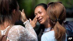 Familiares lloran tras enterarse de la muerte de seres queridos en un motín carcelario en el estado Carabobo, Venezuela, el jueves, 29 de marzo, de 2018.