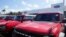 Автомобілі Ford Bronco перед дилерським центром Ford 23 січня 2023 року в Гайалі, штат Флорида. Страйк автомобільних працівників у США може призвести до підвищення цін на автомобілі. Фото: AP Photo/Marta Lavandier