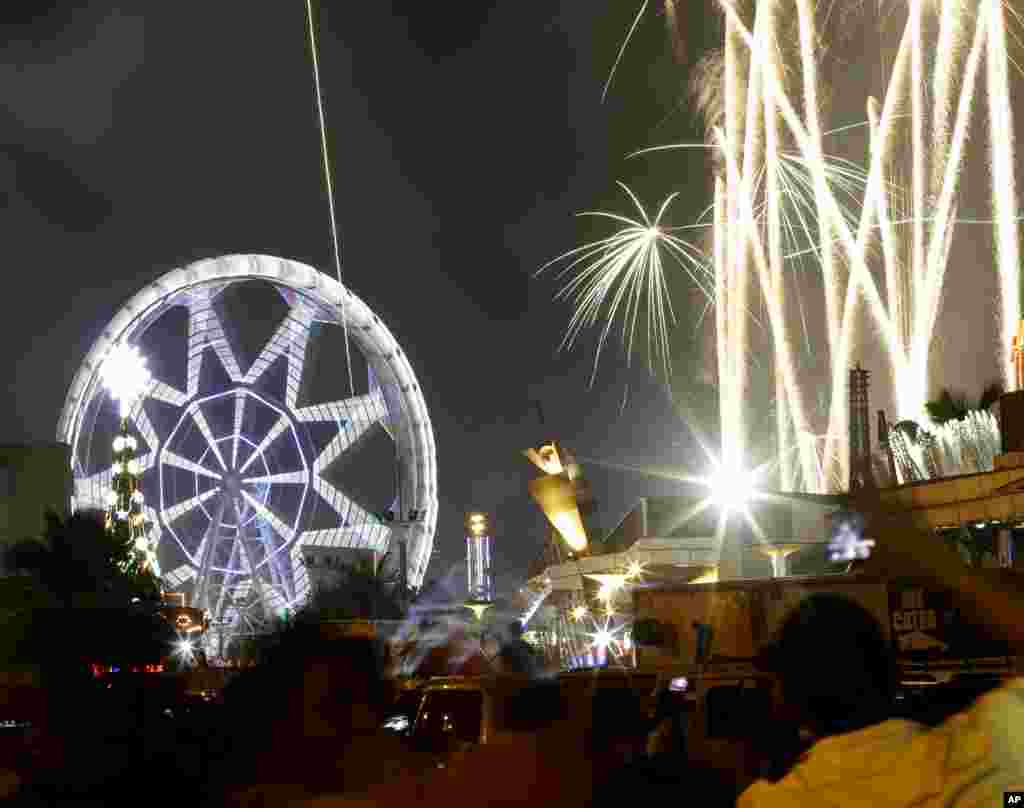 Fireworks light up the sky as onlookers welcome the new year, Manila, Philippines,&nbsp;Jan. 1, 2014.