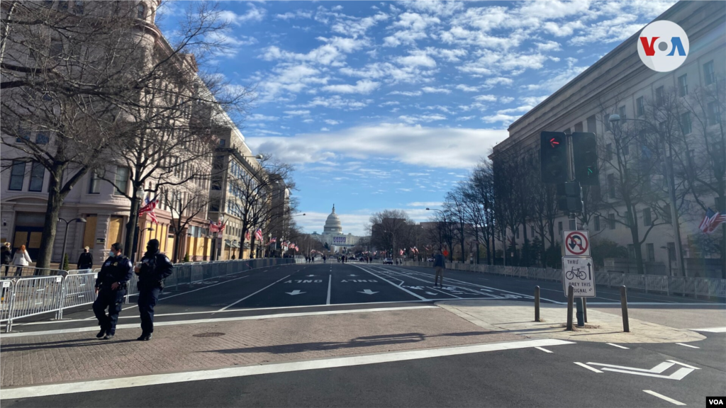 El Capitolio de Estados Unidos en el fondo, y una de las calles principales con vallas y seguridad. Domingo 17 de enero de 2021. [Foto: Celia Mendoza] 