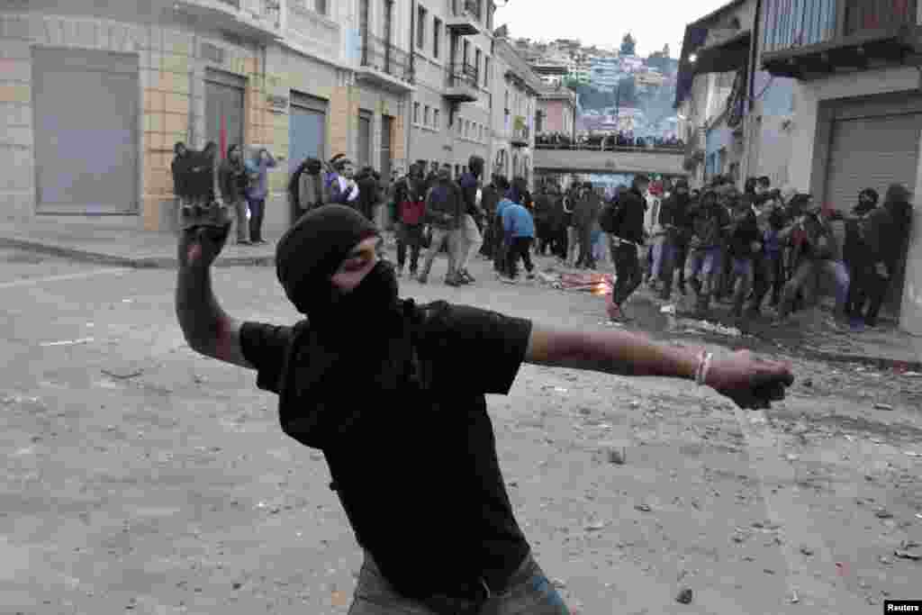 Los manifestantes se enfrentan a la policía antidisturbios.