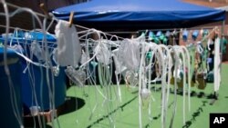 Bolsas y tubos de oxígeno secándose tras ser descontaminados en el Hospital Pérez de León II, un centro público en Petare, Caracas, Venezuela., el 22 de septiembre de 2020.