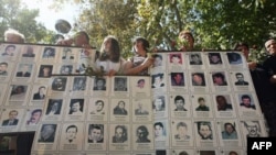 Članovi Udruženja žena sa Kosova i Metohije obeležili su Medjunarodni dan nestalih u centru Beograda.