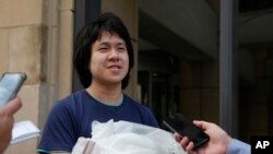 新加坡青年博主餘彭杉(Amos Yee)獲得政治庇護後在美國移民局辦公室外面回答記者問題（2017年9月26日）