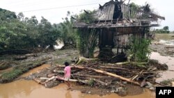 Rumah warga di Jaboanga, provinsi Agusan del Sur, Mindanao, Filipina rusak pasca dilanda banjir akibat badai Sanba di Filipina, Selasa (13/2). 