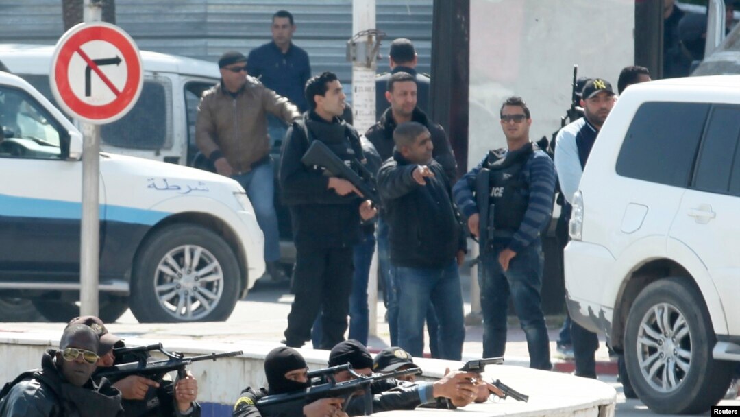 Polisi Tunisia mengamankan lokasi di sekitar gedung parlemen Tunisia di Tunis, Rabu (18/5).