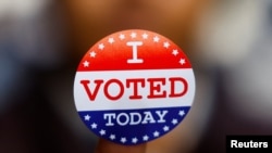 (Photo d’illustration) Un électeur américain résidant à l'étranger montre un autocollant sur lequel est écrit 'I voted today' (« J'ai voté aujourd'hui »), à Paris, en France, le 21 octobre 2024. (REUTERS/Stephanie Lecocq)