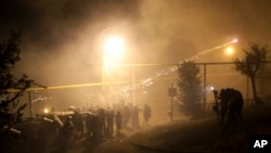 La police antiémeute utilisent des grenades légères au cours des affrontements avec des manifestants anti-gouvernementaux à Erevan, Arménie, 29 juillet 2016.