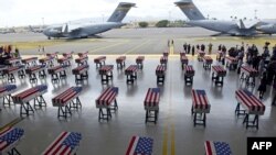 Peti-peti yang dibungkus bendera Amerika, berisi tulang-belulang tentara AS yang tewas dalam Perang Korea lebih dari 65 tahun lalu, terlihat dalam Upacara Repatriasi saat tiba di Pangkalan Pearl Harbor-Hickam, Honolulu, Hawaii, AS, hari Rabu (1/8). 