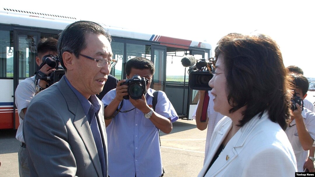 중국의 6자회담 수석대표인 우다웨이 한반도사무 특별대표가 지난 26일 북한 평양에 도착해 영접나온 최선희 북한 외무성 부국장과 악수하고 있다.