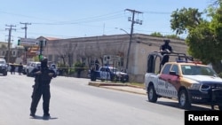 Сотрудники полиции штата возле места преступления в центре мексиканского города Матаморос, Мексика, 3 марта 2023 года.