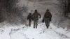 ARCHIVO - Soldados ucranianos caminan por la carretera no lejos de la ciudad ucraniana de Bajmut, ocupada por Rusia, en la región de Donetsk, el 13 de diciembre de 2023, en medio de la invasión rusa de Ucrania.