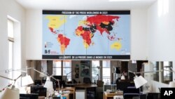 Reporteros Sin Fronteras presenta el mapa sobre la libertad de prensa en el mundo en 2021 en su sede en París, Francia, el 20 de abril de 2021.