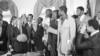 FILE - Presiden Jimmy Carter memegang bola basket yang diberikan oleh anggota tim basket Universitas Louisville di Gedung Putih, Washington, 3 April 1980. Para Juara NCAA berkunjung ke Gedung Putih setelah menghadiri jamuan makan siang di Capitol Hill. (Mark Wilson, Arsip/AP)