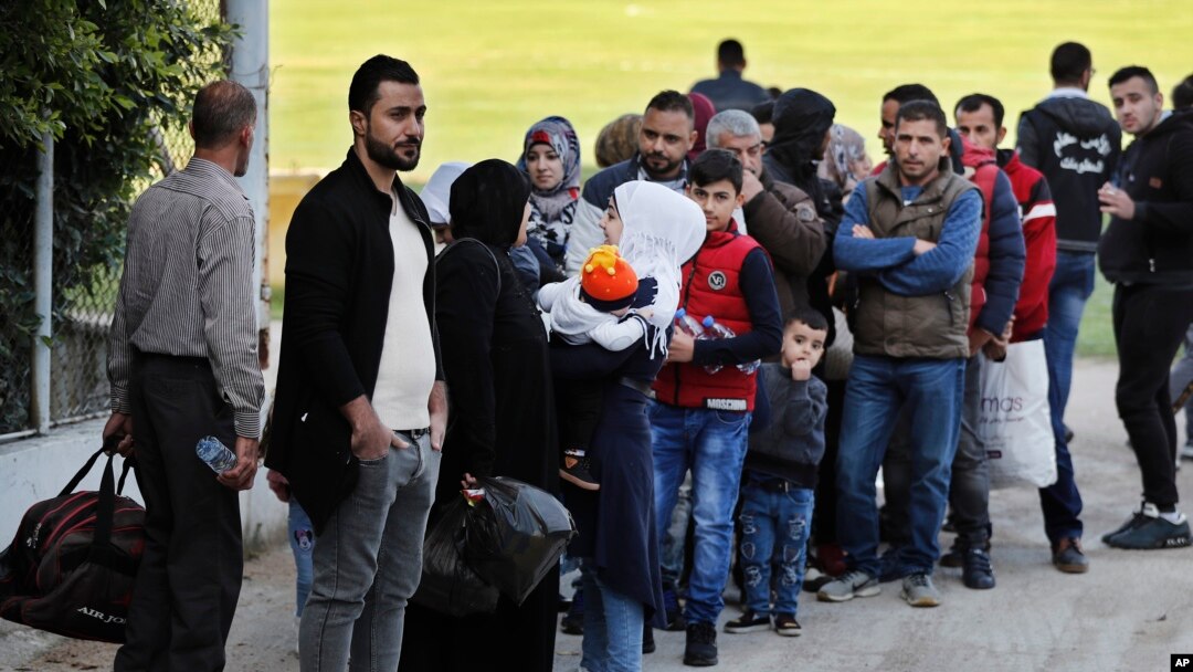Pengungsi Suriah di Beirut, Lebanon, antri untuk naik bus yang akan membawa mereka kembali ke Suriah, Selasa, 3 Desember 2019.