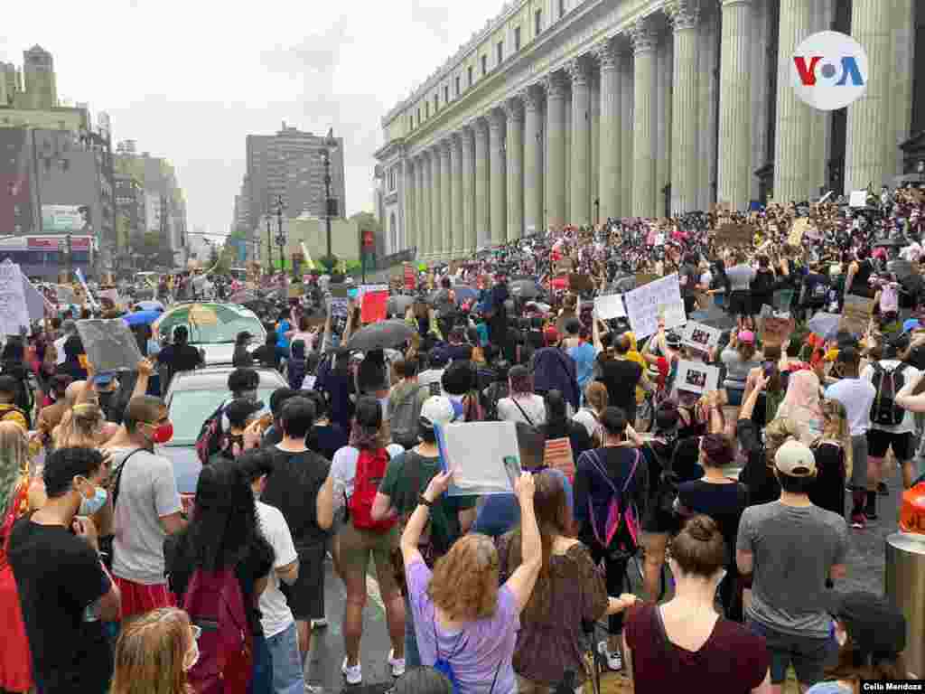 Manifestantes se detienen frente a la estaci&#243;n de trenes de Pennsylvania tras avanzar sobre la calle 34. Foto: Celia Mendoza-VOA 