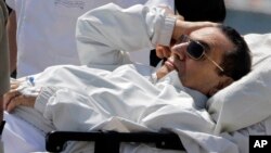 Bivši predsednik Egipta Hosni Mubarak uoči odlaska u sudnicu u Kairu