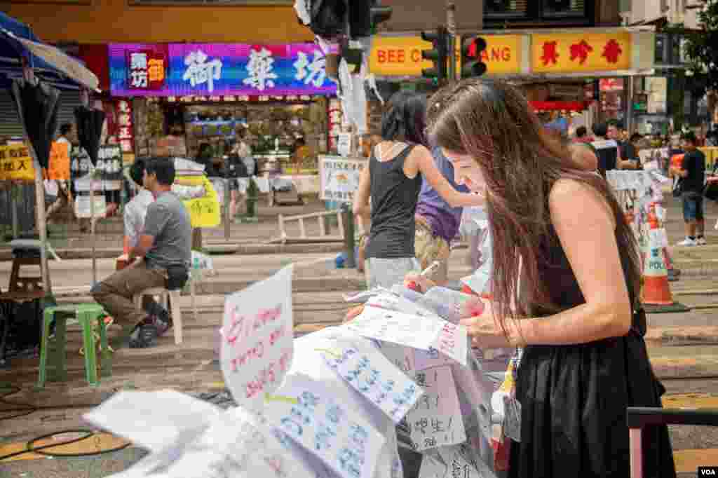 香港铜锣湾的民众正在签名支持占中 (美国之音方正拍摄)