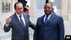 Le président français François Hollande, à gauche, reçoit son homologue gabonais Ali Bongo Ondimba, à l'Elysée à Paris, France, 10 novembre 2015. (AP Photo / Francois Mori