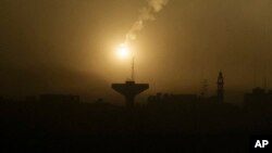 Svetlosna raketa obasjava nebo iznad Pojasa Gaze (Foto: AP Photo/Leo Correa)