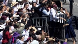 Presiden Meksiko Claudia Sheinbaum menyapa para pendukungnya dalam acara merespons penundaan tarif AS untuk impor dari Meksiko di Mexico City, pada 9 Maret 2025. (Foto: Reuters/Quetzalli Nicte-Ha)