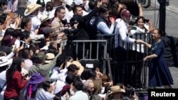 Presiden Meksiko Claudia Sheinbaum menyapa para pendukungnya dalam acara merespons penundaan tarif AS untuk impor dari Meksiko di Mexico City, pada 9 Maret 2025. (Foto: Reuters/Quetzalli Nicte-Ha)