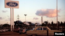 En esta foto de archivo se ve un Ford Falcon en la entrada al estacionamiento de la fábrica de Ford en Pacheco, en las afueras de Buenos Aires, Argentina, el 22 de mayo de 2014.